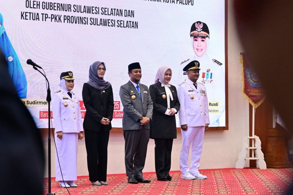 IST
MELANTIK--Gubernur Sulsel Andi Sudirman Sulaiman melantik Naili Trisal dan Akhmad Syarifuddin Daud sebagai Wali Kota dan Wakil Wali Kota Palopo periode 2025–2030 di Rumah Jabatan Gubernur Sulsel