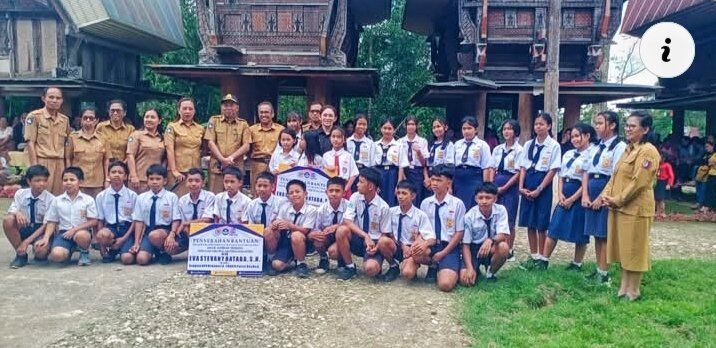 IST
SERAHKAN--Anggota Komisi X DPR RI Eva Stevani rataba menyerahkan bantuan bea siswa PIP kepada 222 anak sekolah SD-SMA di Tongkonan Patarrunan, Lembang (Desa) Tongko Sarapung, Kecamatan Sanggalla, Senin (4/8).