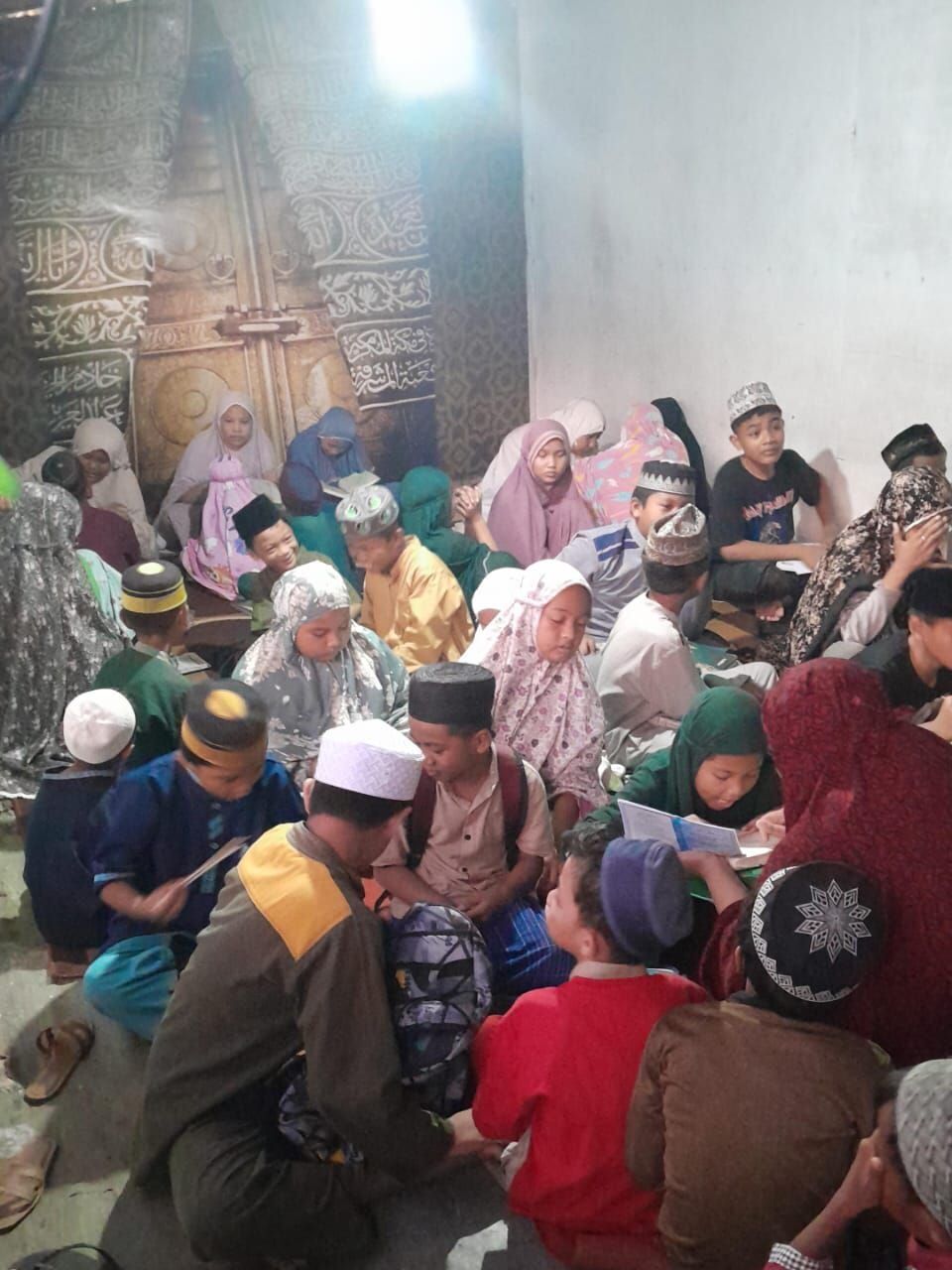 ist
AKSES--Santri yang ada di (TPQ) Alimul Ilmi akhirnya merasa tenang setelah akses masuk menuju ke lokasi TPQ sudah dibuka oleh salah satu perusahaan.
