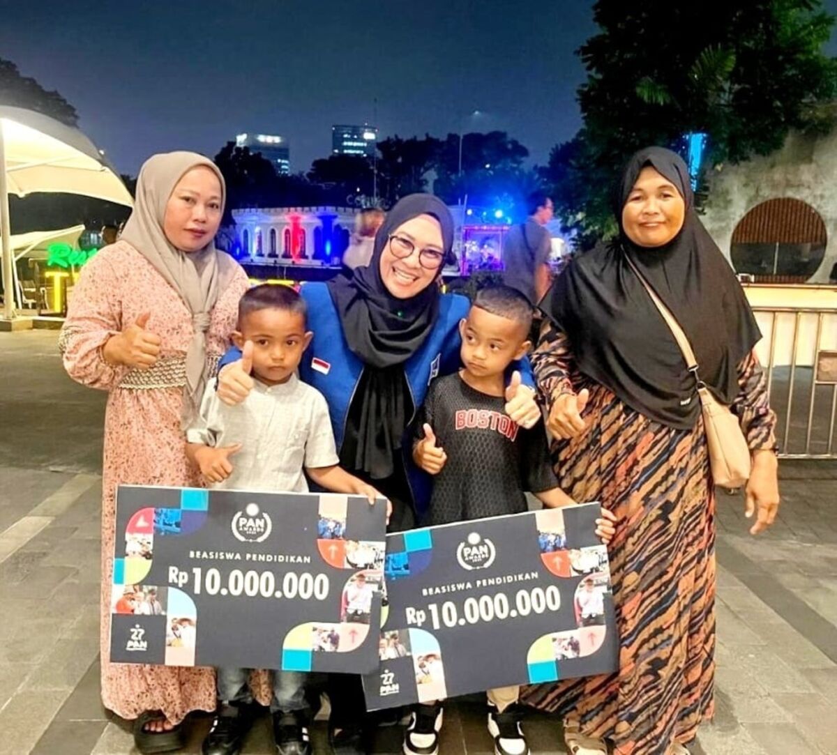 IST
BEASISWA -- Bocah Samsul dan Aidil bersama Bupati Gowa, Husniah Talenrang dan ibu masing-masing, usai menerima beasiswa Rp10 juta dari Ketum DPP PAN, Zulkifli Hasan. 
