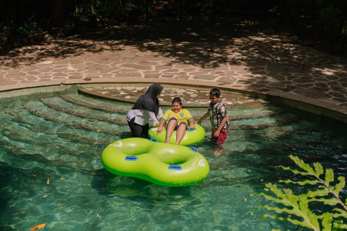 BERENANG -- Pengunjung menikmati nuansa liburan dengan berkunjung ke kawasan Bukit Waterpark Adventure.
