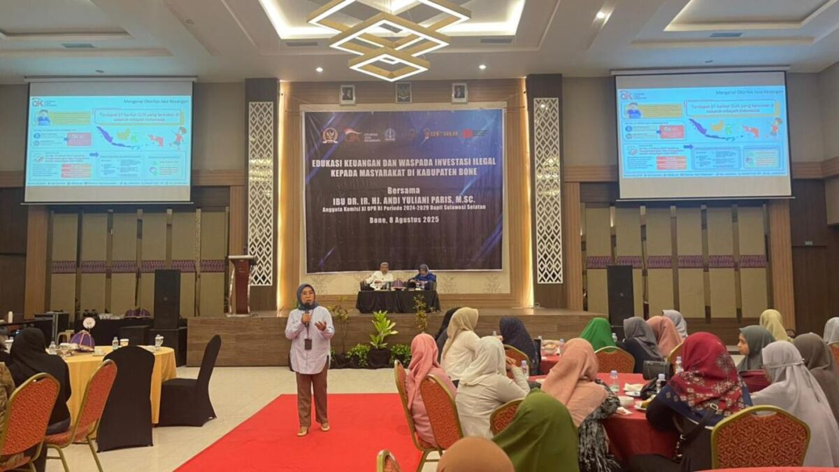 EDUKASI -- Kegiatan Edukasi Keuangan yang dilaksanakan OJK Provinsi Sulsel dan Sulbar bersama anggota Komisi XI DPR RI, Andi Yuliani Paris di Ballroom Sentosa, The Novena Bone.
