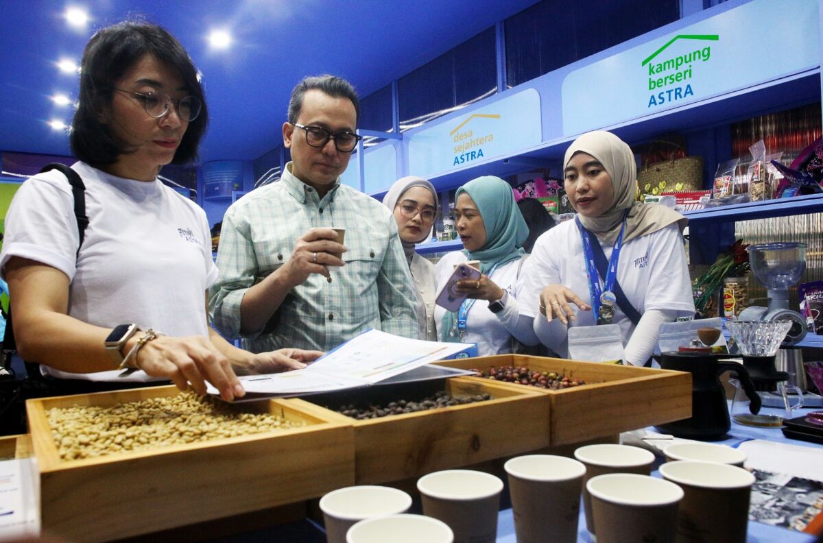 HARMONI KONTRIBUSI -- Chief of Corporate Affairs Astra, Boy Kelana Soebroto (kedua kiri) bersama Head of Environment, Social & Responsibility Astra Diah Suran Febrianti (kedua kanan), Head of Corporate Communications Astra Windy Riswantyo (kiri), dan Head of Media Relations Astra Putri Permatasari (tengah) dalam salah satu showcase Harmoni Kontribusi Astra pada Ruang Karya.