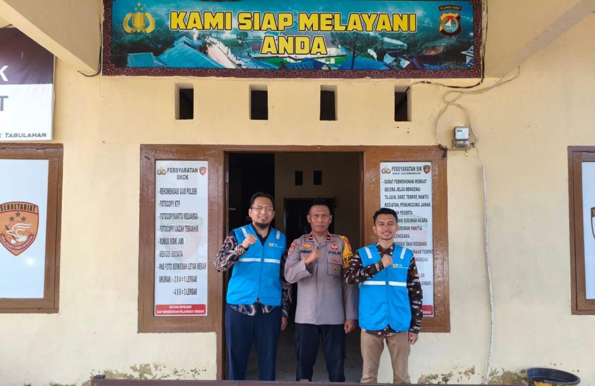 PERTEMUAN -- Manager ULPLTM Mamuju, Azhariadi Aziz dan tim foto bersama personel Polsek Tabulahan, Ipda Wardhana Arsyad usai menggelar pertemuan bersama kedua belah pihak.