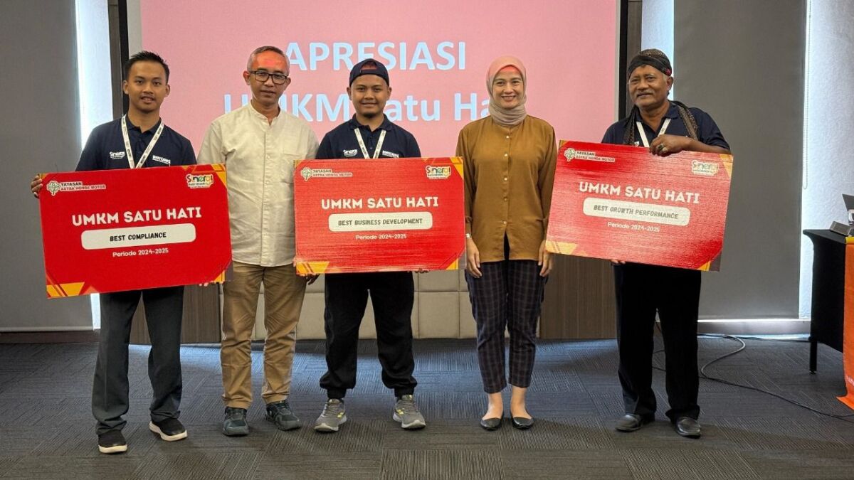 PENGHARGAAN -- Yayasan AHM saat menyerahkan apresiasi kepada tiga pelaku UMKM yang tergabung dalam UMKM Satu Hati .