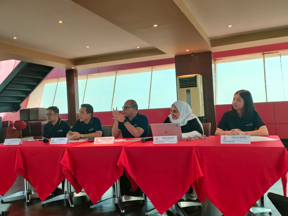 JUMPA PERS -- Komisaris PT Sulawesi Pt Sulawesi Berliam Motor, Clarissa Aurelia (kanan) bersama perwakilan PT MMKSI dan PT Bosowa Berlian Motor saat menggelar jumpa pers peluncuran Mitsubishi Destinator di Trans Studio Mall Makassar, Jumat, 1 Agustus 2025.