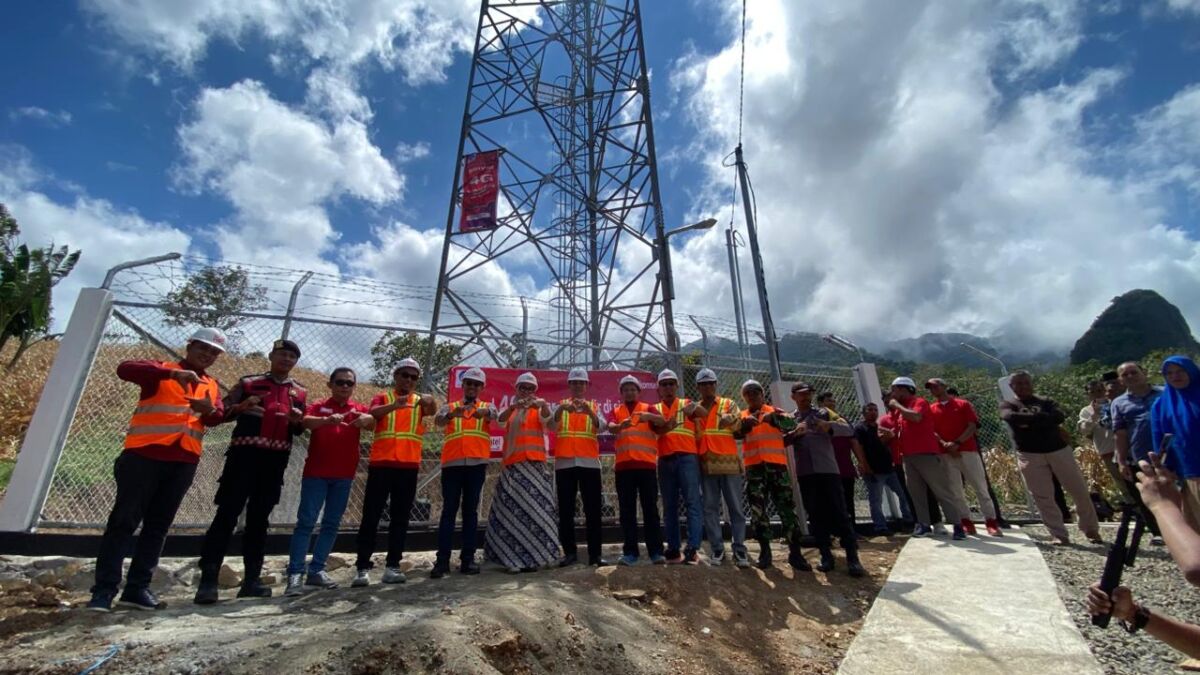 UJICOBA -- Suasana peresmian sekaligus ujicoba sinyal 4G Telkomsel di Desa Harapan, Kabupaten Barru, Jumat, 1 Agustus 2025.