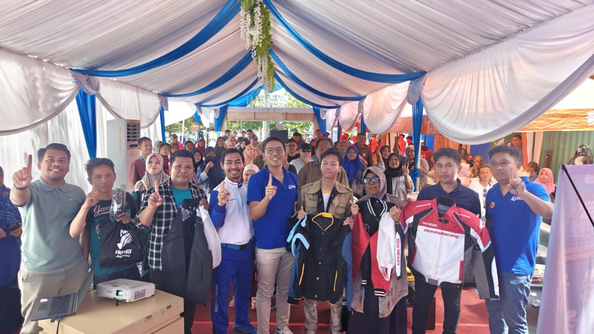 EDUKASI -- Area Head Sulseltram, I Made Kunang Satria Wibawa dan Instruktur Safety Riding Asmo Sulsel, Wanny Dewa (tengah) foto bersama karyawan dan para nasabah FIFGROUP di sela melakukan edukasi safety riding.