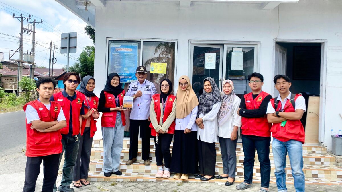 Penyerahan buku dilakukan secara simbolis di Kantor Desa Pasimarannu dan diterima langsung oleh Kepala Desa, A. Syamsyul Bachri, S.IP.