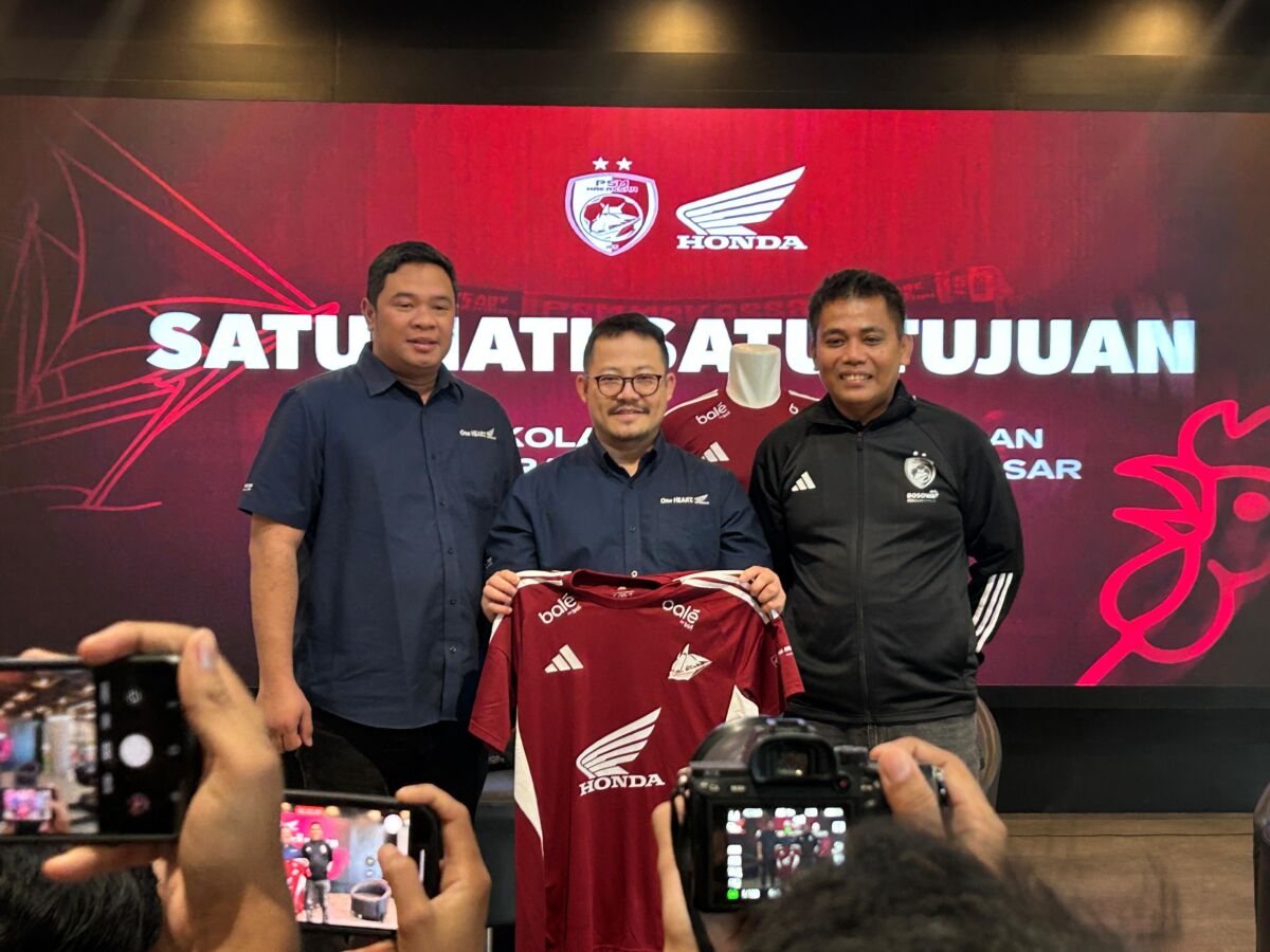 JERSEY BARU PSM -- Kepala Wilayah Astra Motor Sulawesi Selatan, Thamsir Sutrisno (tengah), Manajer Pemasaran Astra Motor Sulawesi Selatan, Kresna Murti Dewanto (tengah), dan Direktur Operasional PSM Makassar, Rafiuddin Razak, saat melaunching dan memperkenalkan jersey baru PSM Makassar untuk kompetisi Liga I tahun 2025-2026 di Astra Motor Experience Center TSM Makassar, Kamis, 7 Agustus 2025. 