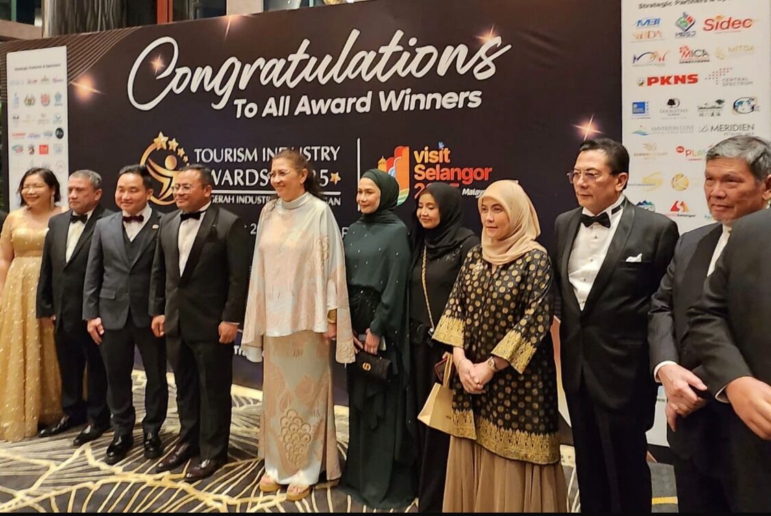 ist
HADIRI--Wakil Wali Kota Makassar, Aliyah Mustika Ilham (tiga dari kanan) mendapat kehormatan menghadiri ajang bergengsi Selangor Tourism Industry Awards 2025 sebagai tamu kehormatan.
