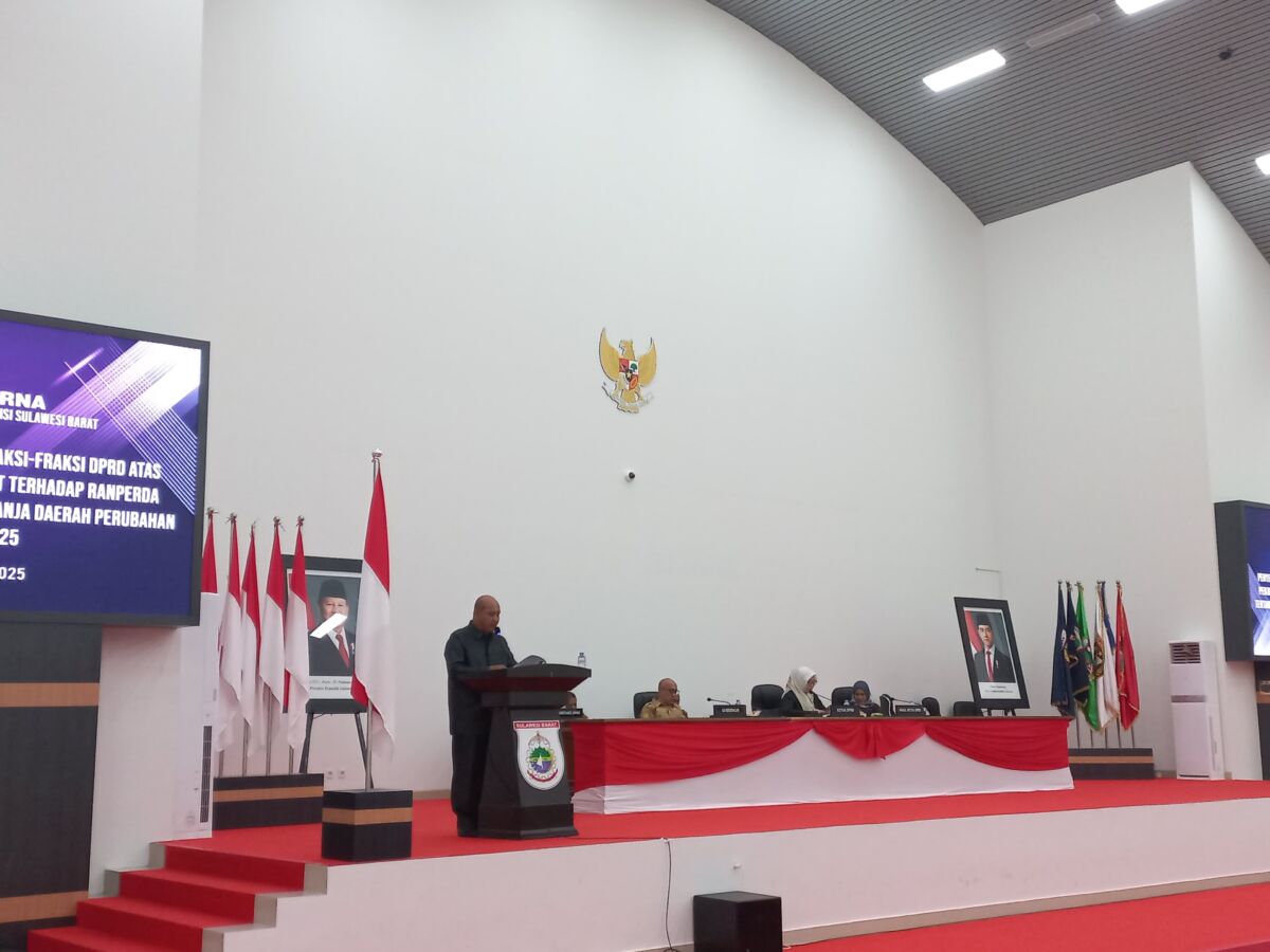 PENJELASAN -- Plh Sekprov Sulbar, Herdin Ismail saat mewakili gubernur Sulbar sedang membacakan penjelasan gubernur.