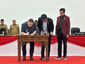 BERITA ACARA -- Wakil Ketua DPRD Provinsi Sulawesi Barat, Munandar Wijaya dan Wakil Gubernur Sulawesi Barat, Salim S Mengga disaksikan unsur pimpinan lainnya, Abdul Halim, sedang menandatangani berita acara rapat paripurna.