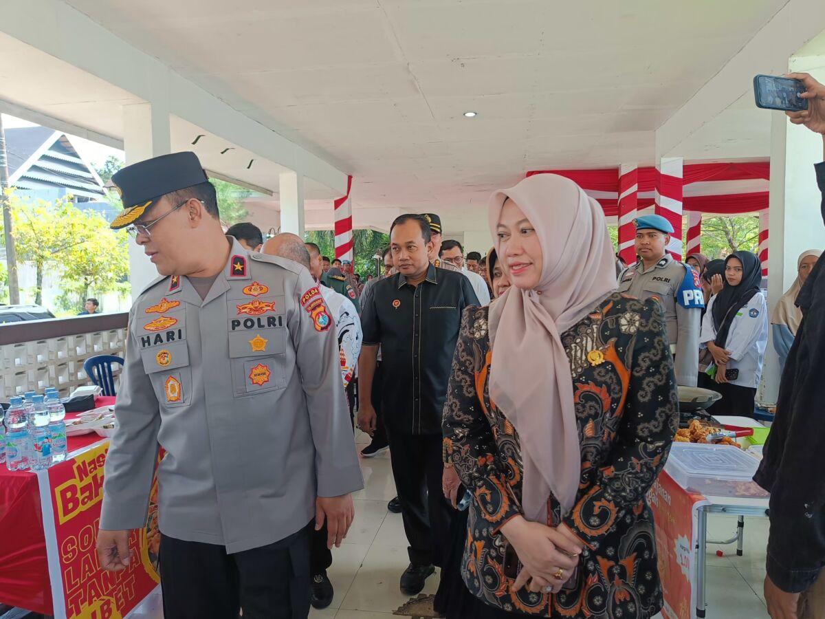 KUNJUNGAN -- Ketua DPRD Sulbar, Dr Hj Amalia Fitri didampingi pihak Polda Sulbar saat mengunjungi kegiata Gerakan Pangan Murah yang digelar Polri dan Perum Bulog bekerja sama pemerintah daerah.