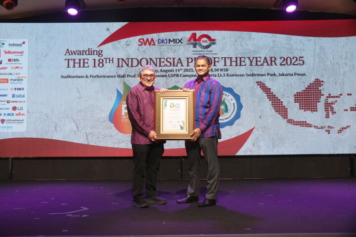 PENGHARGAAN -- Tim dari Inke Maris & Associates saat menerima penghargaan dari Majalah Mix-Swa Media Group dalam ajang Indonesia PR of the Year 2025.