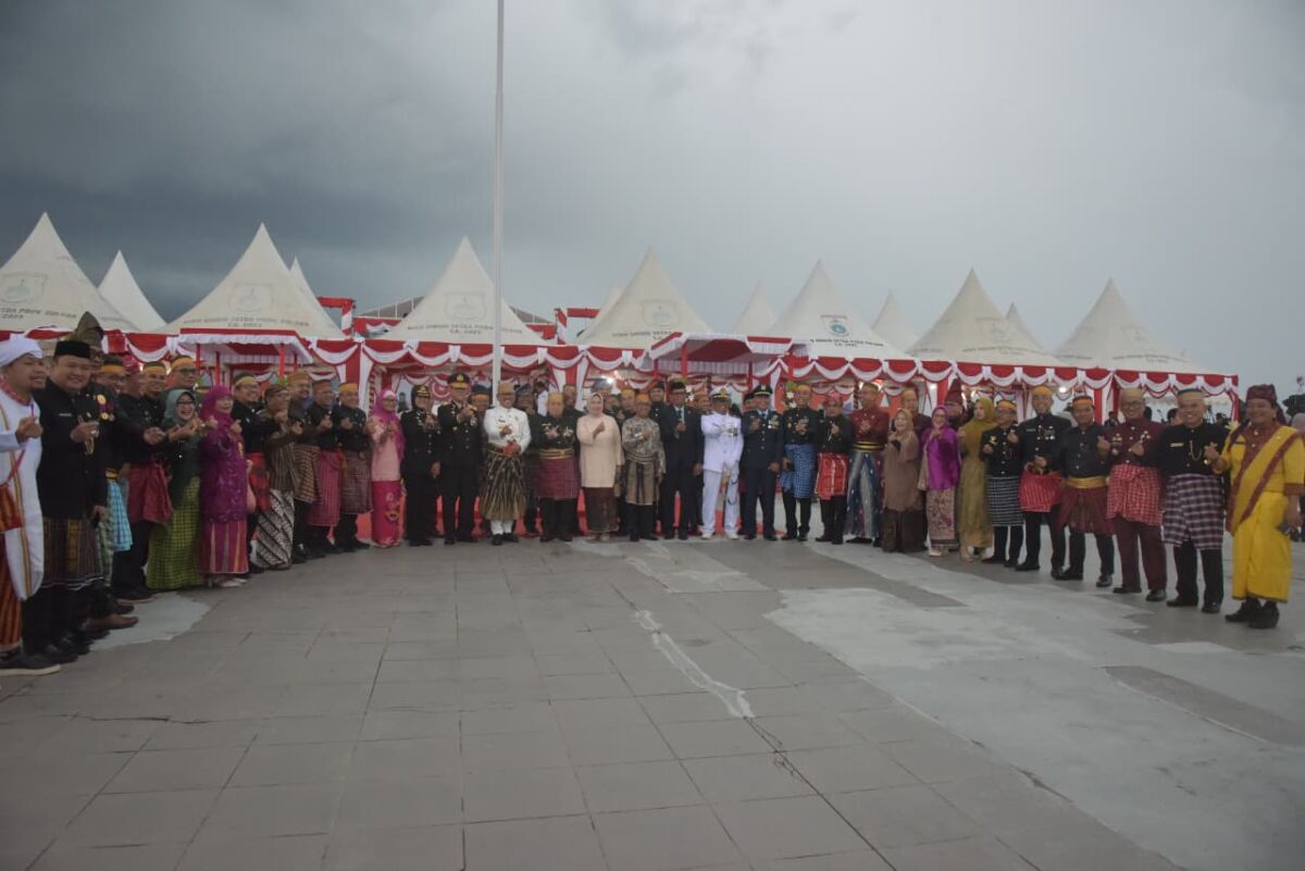 UPACARA -- Anggota DPRD Sulbar bersama gubernur, unsur Forkopimda dan elemen masyarakat lainnya ketika menghadiri upacara peringatan HUT ke-80 kemerdekaan RI.