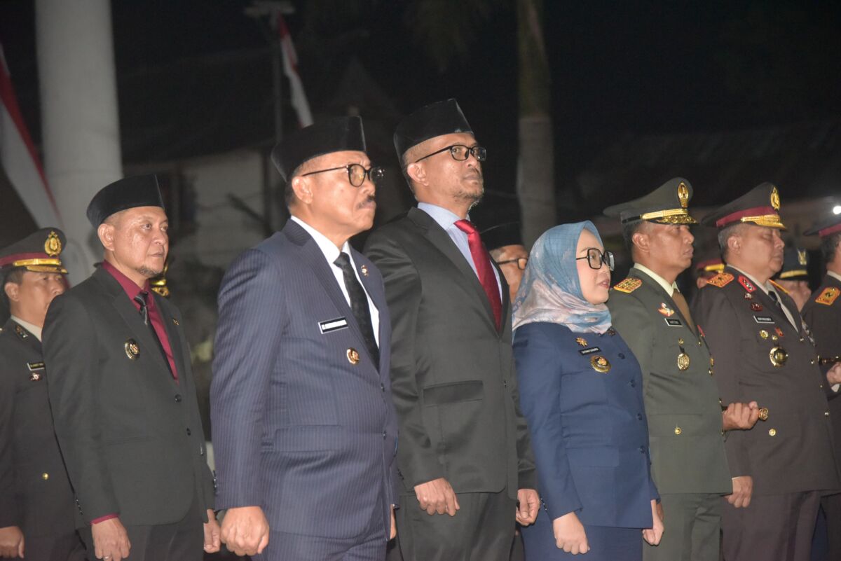 RENUNGAN SUCI -- Wakil Ketua DPRD Sulbar, Munandar Wijaya bersama gubernur Sulbar, bupati Mamuju, dan unsur Forkopimda Sulbar saat menghadiri Apel Kehormatan dan Renungan Suci di Taman Makam Pahlawan Pattidi.