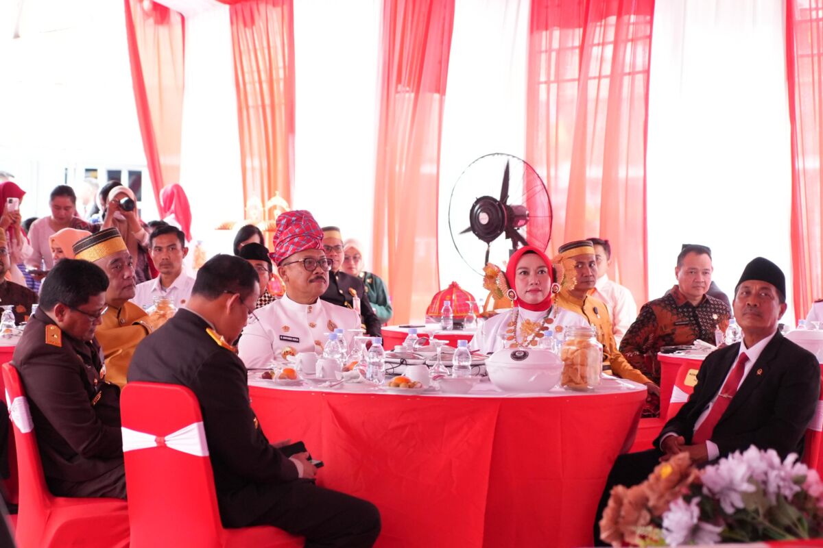 UPACARA -- Ketua DPRD Provinsi Sulawesi Barat, Dr Hj Amalia Fitri didampingi Gubernur Sulbar, Dr H Suhardi Duka bersama jajaran Forkopimda Sulbar sedang menghadiri upacara pemberian remisi HUT ke-80 Kemerdekaan RI.