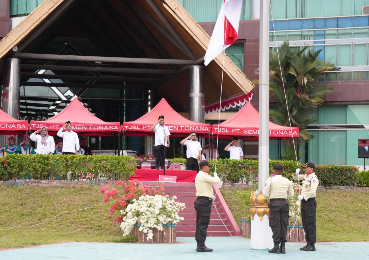 PERINGATAN HUT -- Direktur Utama PT Semen Tonasa, Anis, saat menjadi inspektur upacara peringatan HUT ke-80 Kemerdekaan RI.
