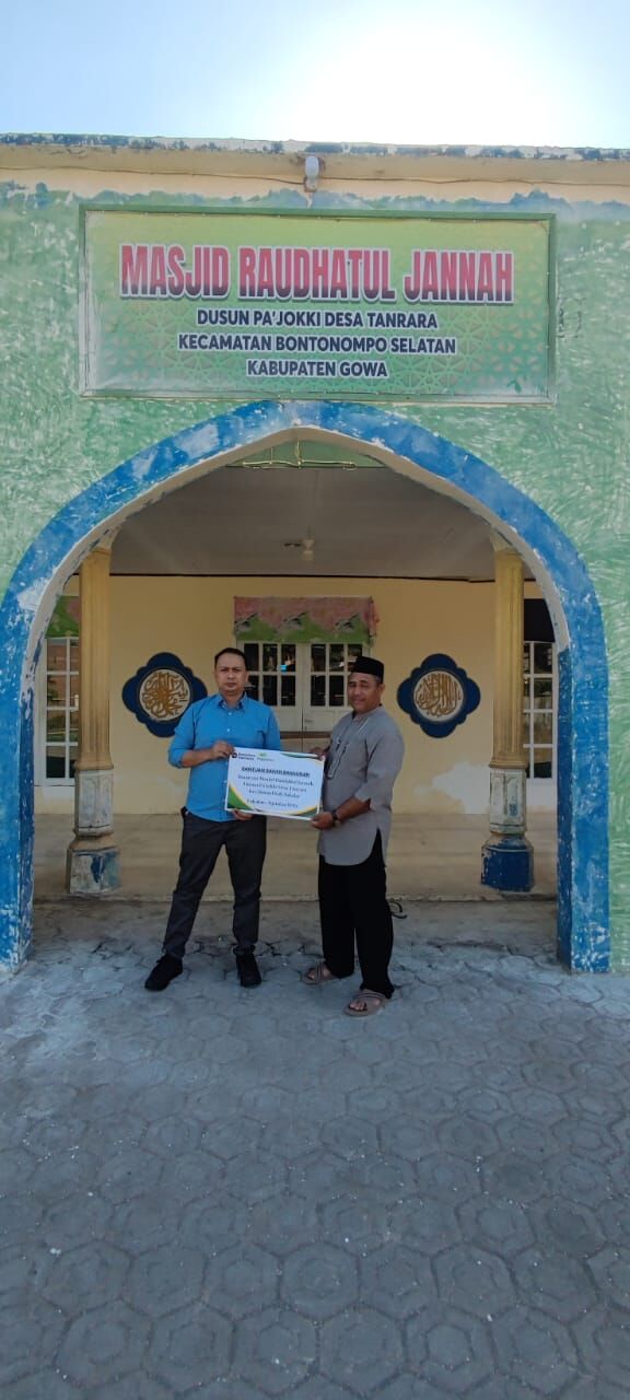 BANTUAN -- Muarif Farmansyah Pranata, perwakilan Bagian TJSL PT Pegadaian kepada Syamsu Alam selaku pengurus Masjid Raudhatul Jannah menyerahkan bantuan renovasi untuk masjid tersebut.