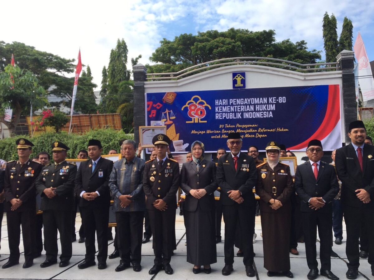 FOTO BERSAMA -- Ketua DPRD Sulbar, Hj Amalia Fitri (lima dari kanan) foto bersama Plh Sekretaris Daerah, Herdin Ismail, kepala Kemenkumham Sulbar, kepala Kejaksaan Tinggi Sulbar, serta para pimpinan Forkopimda melakukan foto bersama.