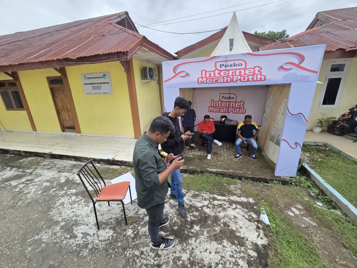 BANTU WARGA -- Posko Internet Merah Putih yang dihadirkan Telkom sebagai bentuk dukungan bantuan kepada warga pasca gangguan Sistem Komunikasi Kabel Laut Sulawesi-Maluku-Papua Cable System ruas Namlea–BU6 yang terjadi di titik KM 11,45 dari Beach Manhole Namlea pada kedalaman sekitar 800 meter.