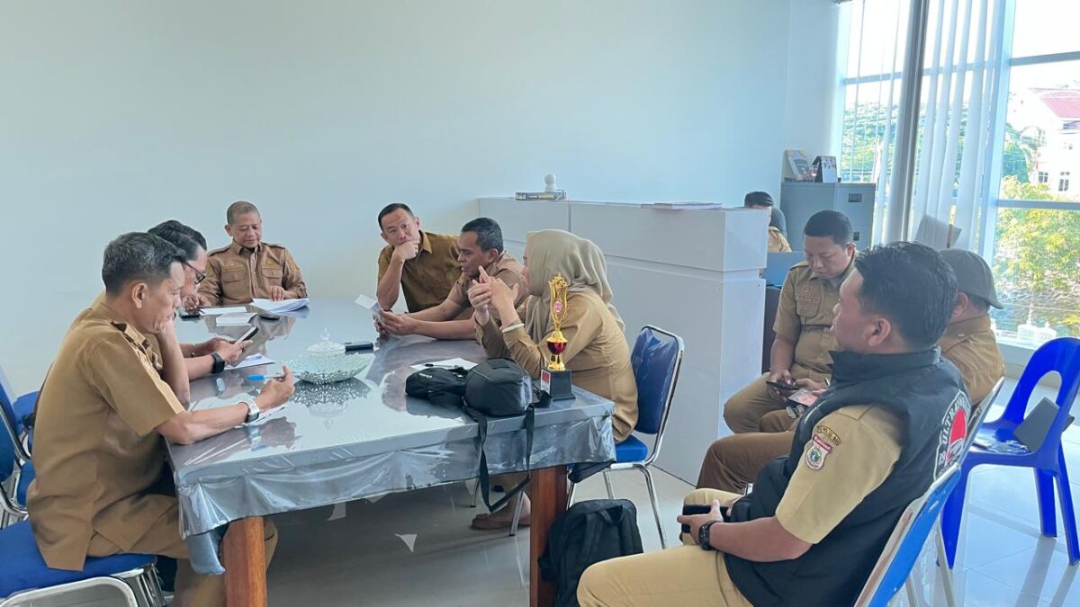RAPAT PERSIAPAN -- Kabag Persidangan Sekretariat DPRD (Sekwan) Provinsi Sulawesi Barat (Sulbar), Musra Awaluddin, saat memimpin Rapat Persiapan Paripurna Hari Jadi ke-21 Provinsi Sulawesi Barat.