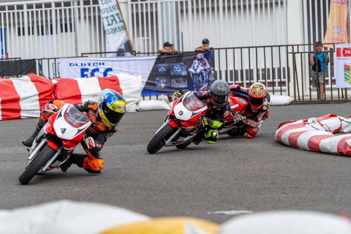 BERJIBAKU -- Para pebalap Honda berjibaku untuk meraih podium teratas di gelaran balap bergengsi HDC 2025.