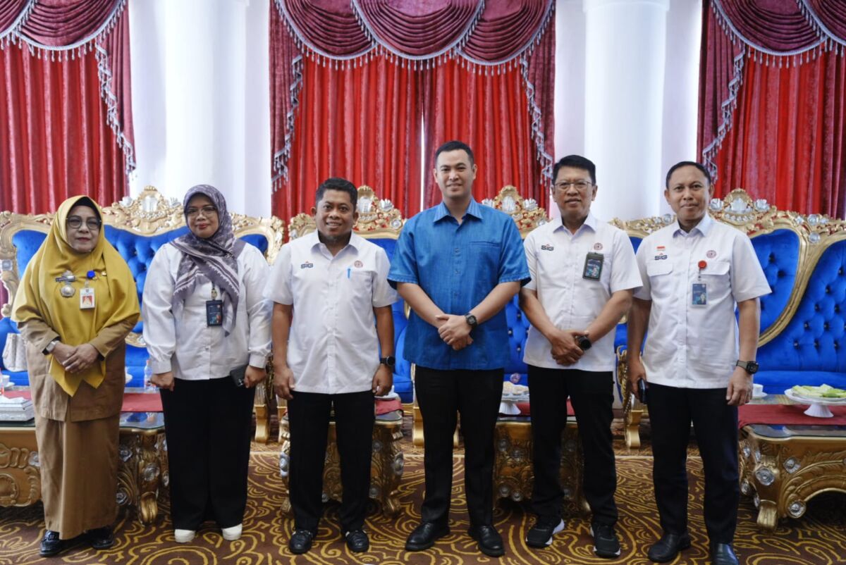 FOTO BERSAMA -- Direktur Utama PT Semen Tonasa, Anis (tiga dari kiri) didampingi Direktur Operasi, Mochamad Alfin Zaini, Direktur Keuangan, Sulaiha Muhyiddin, serta GM Komunikasi dan LGA, Muh Akhdharisa foto bersama dengan Bupati Pangkep, M Yusran Lalogau (tuga dari kanan).