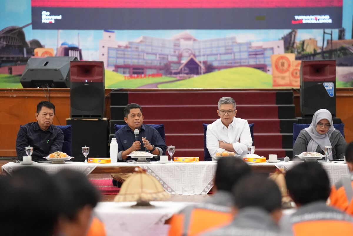 TUDANG SIPULUNG -- Direktur Utama PT Semen Tonasa, Anis bersama tim manajemen saat menjadi narasumber pada acara tudang sipulung bersama forum silaturahmi.