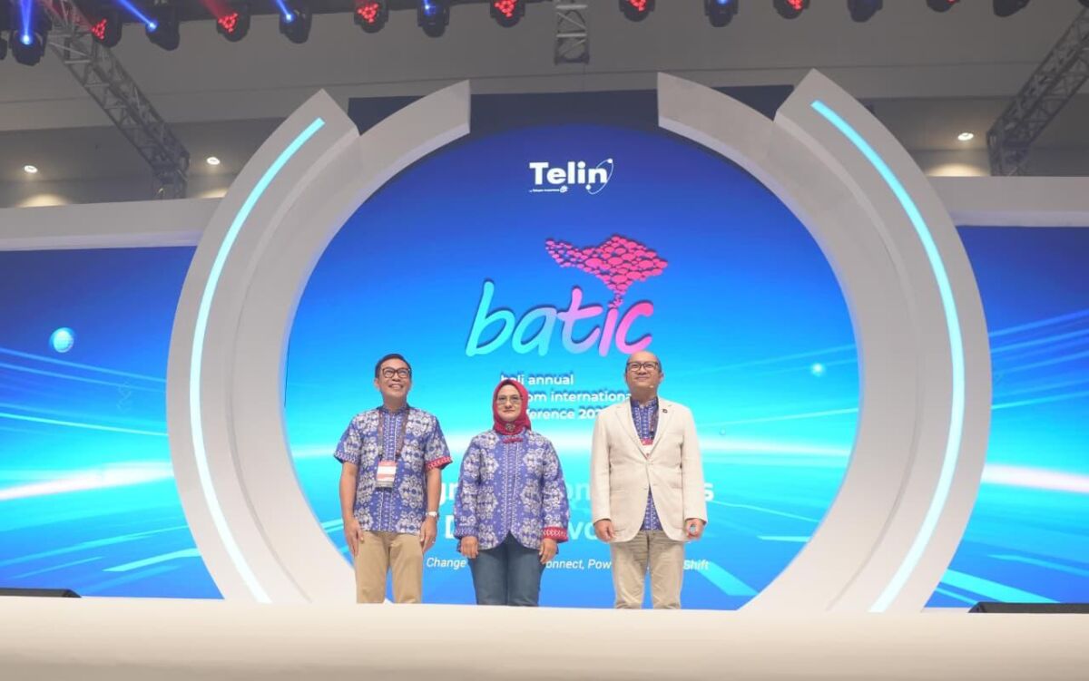 PEMBUKAAN BATIK -- Kiri ke kanan: CEO Telin, Budi Satria Dharma Purba, Direktur Utama Telkom, Dian Siswarini, dan Managing Director Danantara, Setyanto Hantoro, saat acara pembukaan Bali Annual Telkom International Conference (BATIC) 2025.