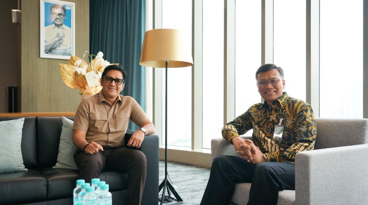 PERTEMUAN -- Bintang iklan BPJS Ketenagakerjaan, Andre Taulany saat menggelar pertemuan dengan Direktur Utama BPJS Ketenagakerjaan, Anggoro Eko Cahyo, sedang menggelar pertemuan.