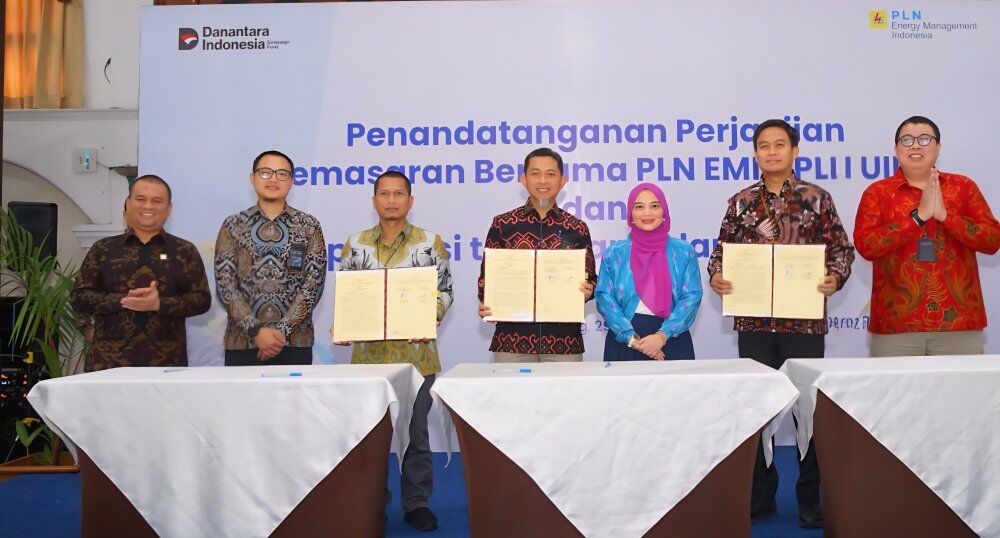 KERJA SAMA -- General Manager PLN UID Sulselrabar, Edyansyah (tengah) bersama PLN EMI menunjukkan naskah kerja sama yang telah ditandangani kedua belah pihak.
