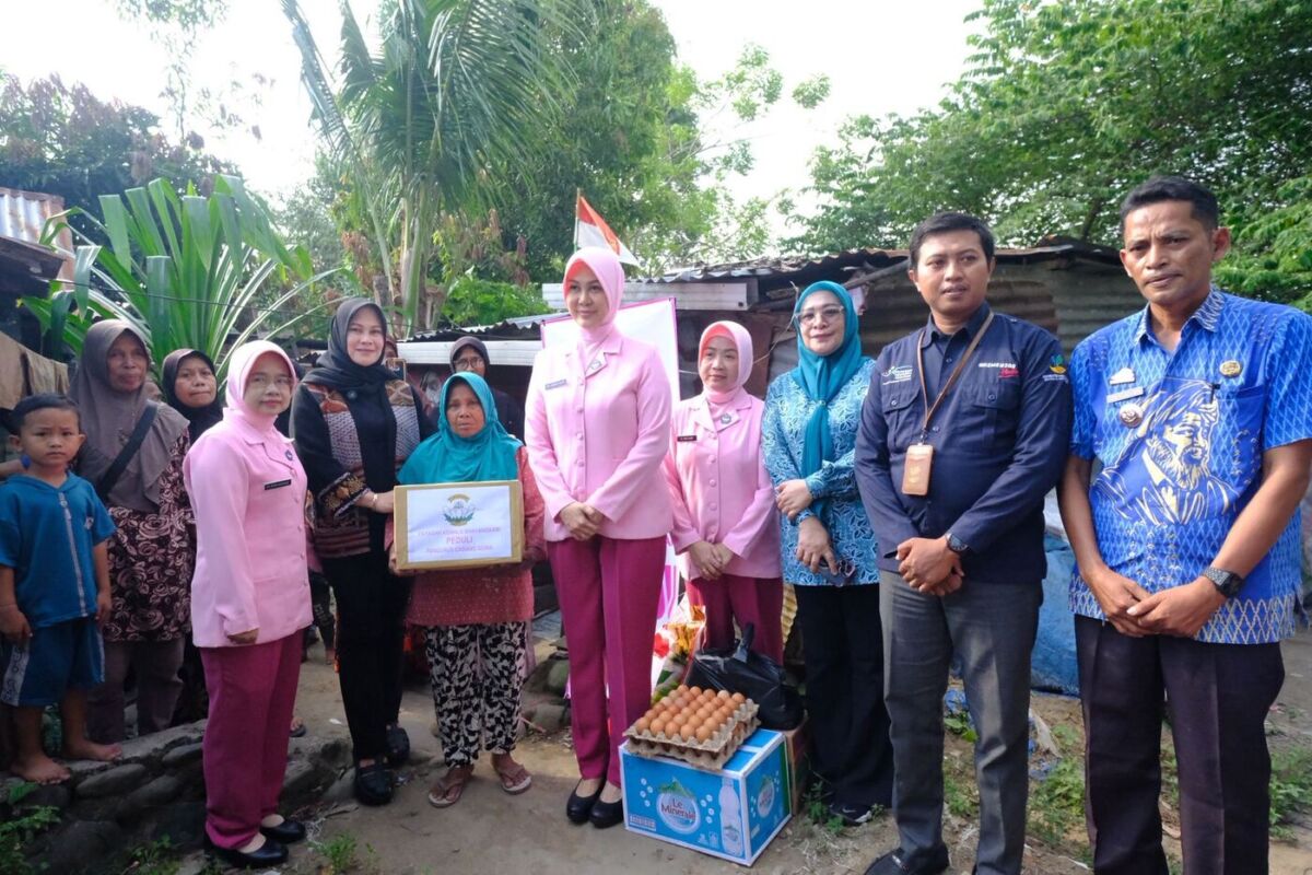 IST
KME -- Ketua TP PKK Gowa bersama ketua Bhayangkari Gowa saat mengunjungi rumah salah satu KME di Kecamatan Pallangga. 
