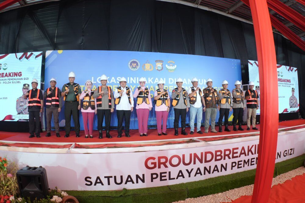 ist
SPPG--Wali Kota Makassar, Munafri Arifuddin bersama Kapolda Sulsel, Irjen Pol Rusdi Hartono, Kapolrestabes Makassar Kombes Pol Arya Perdana, serta jajaran Forkopimda. menghadiri acara Groundbreaking Pembangunan SPPG Polrestabes Makassar yang berlokasi di Jalan Perintis Kemerdekaan (Eks Pupuk Sriwidjaya Makassar), Rabu (6/8).
