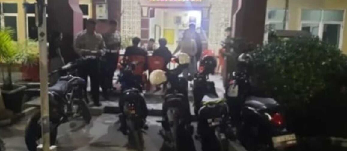 MOTOR -- Sejumlah sepeda motor yang menggunakan knalpot brong diamankan di Mapolsek Tamalate setelah terjaring dalam operasi cipta kondisi oleh Polsek Tamalate. 

