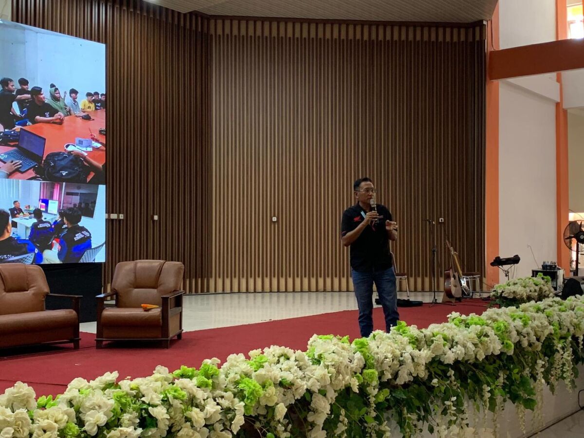 PEMAPARAN -- Technical Service Manager Asmo Sulsel, Anton Prihatno, sedang memberikan pemaparan mengenai personal branding kepada 1.500 mahasiswa Universitas Negeri Makassar.