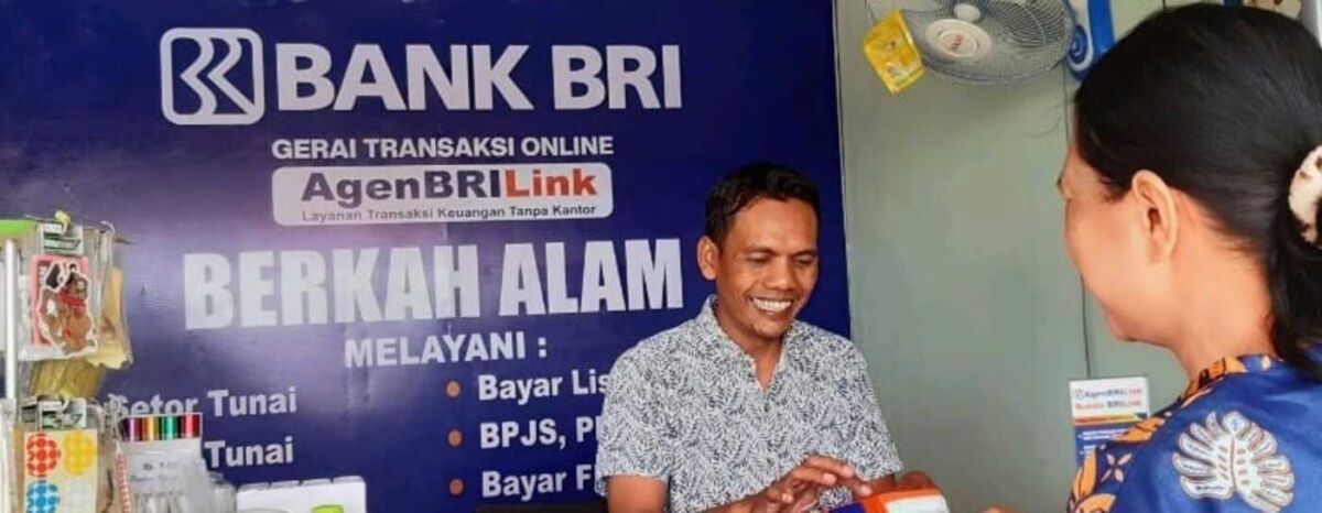 PEMBAYARAN -- Salah seorang peserta BPJS Ketenagakerjaan sedang melakukan pembayaran iuran BPJS Ketenagakerjaan di kantor agen BRILink
