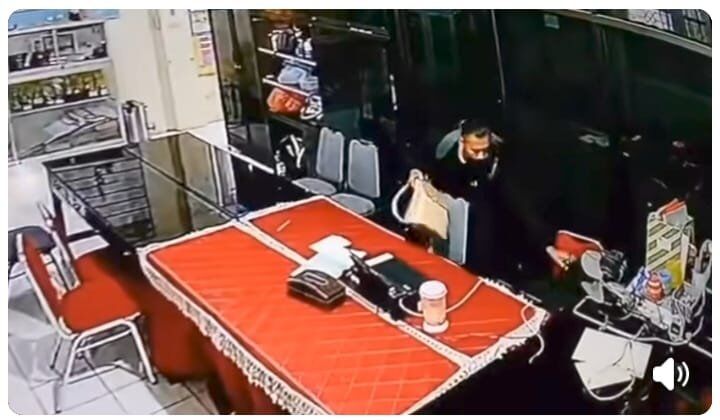 PENCURI -- Pelaku pencurian di sekolah SDN Borong masuk dalam ruangan melakukan aksi mengambil tas guru. Aksinya terekam kamera pengawas atau CCTV. 
