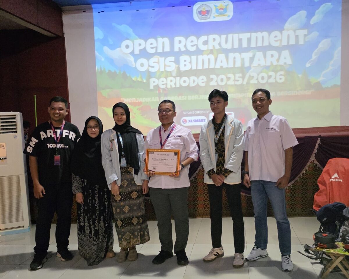 PENGHARGAAN -- Head of Corporate Communication & CSR XLSMART, Dani Miftahul Akhyar (ketiga dari kanan) bersama dengan Kepala Sekolah SMK Taruna Terpadu, Dini Nurdiniah (kedua dari kiri) dalam sesi foto bersama dengan Ketua OSIS dan Panitia MPLS SMK Taruna Terpadu 1 menyerahkan piagam penghargaan kepada narasumber pada Seminar Leadership & Communications calon pengurus OSIS SMK Taruna Terpadu 1 (Borcess) Bogor.
