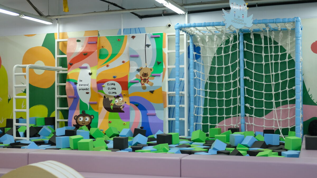 PERMAINAN -- Salah satu area bermain yang dihadirkan Haguro Enterprise di kawasan permainan Happy Kiddy Mall Panakkukang Makassar.

