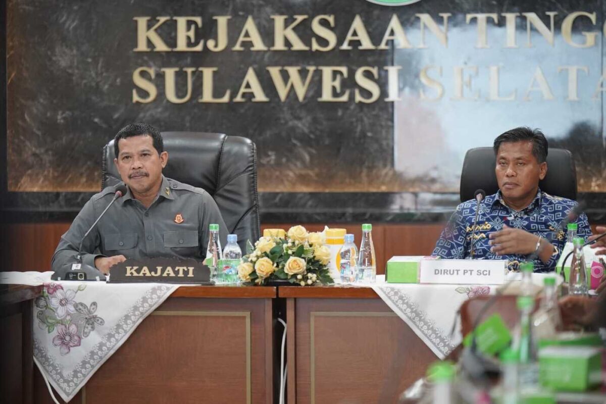 PERTEMUAN -- Kajati Sulsel, Agus Salim dan Direktur Utama PT SCI, Asradi saat menggelar pertemuan bersama terkait permasalahan yang dihadapi PT SCI.
