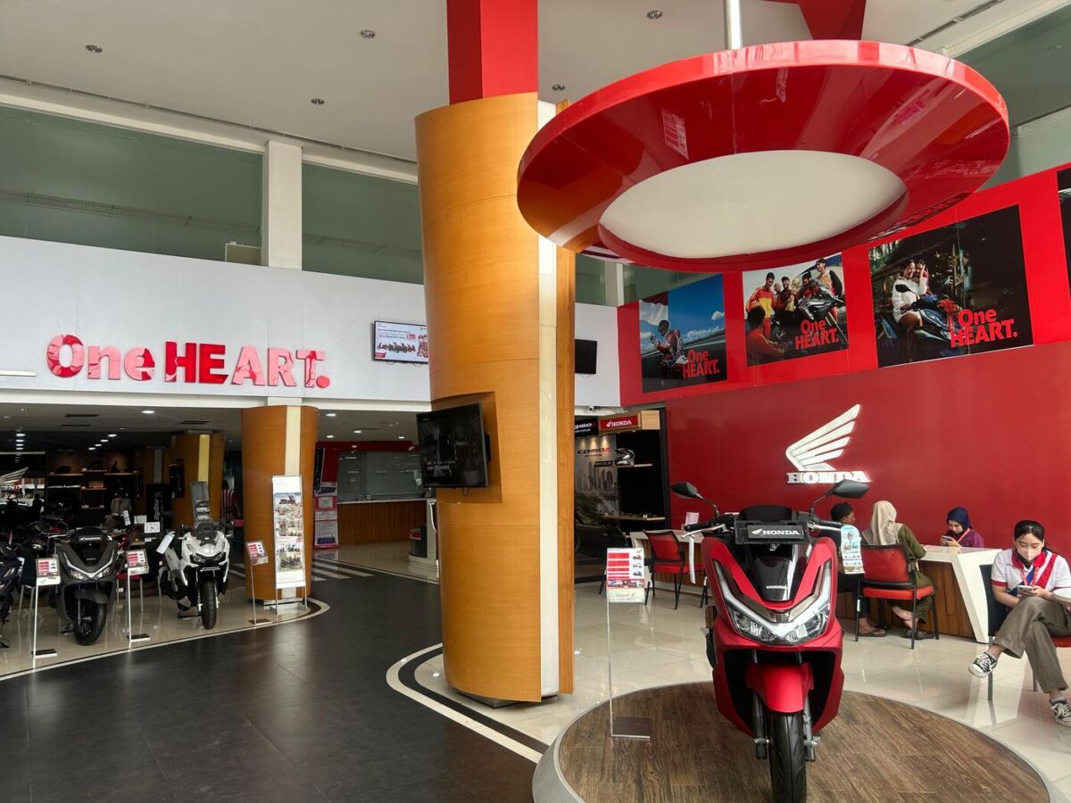 PROMO -- Tim marketing Asmo Sulsel siap memberikan pelayanan maksimal kepada para konsumen yang ingin memanfaatkan promo Spesial Kemerdekaan.
