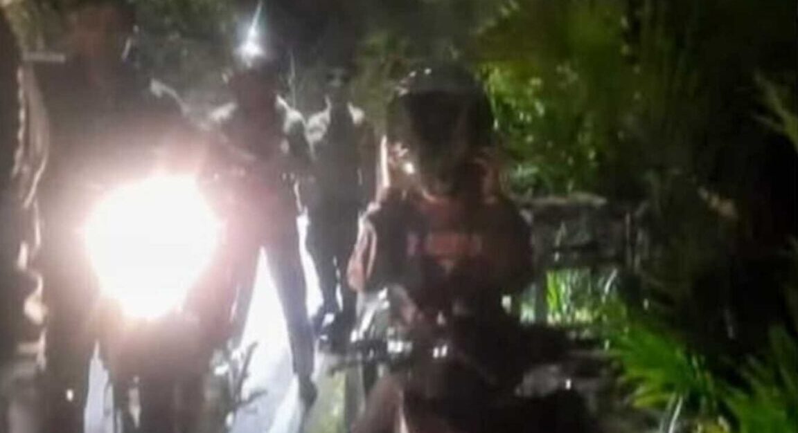 RAZIA -- Sejumlah pengendara motor yang kocar kacir melintas di lokasi razia motor knalpot brong di Jalan Tanjung Bunga. 
