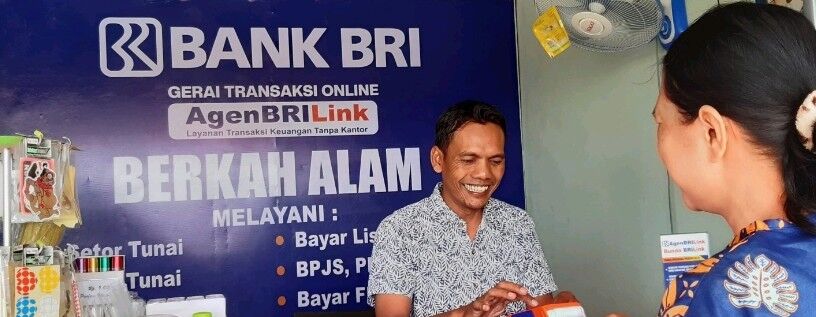 PEMBAYARAN -- Salah seorang peserta BPJS Ketenagakerjaan sedang melakukan pembayaran iuran BPJS Ketenagakerjaan di kantor agen BRILink