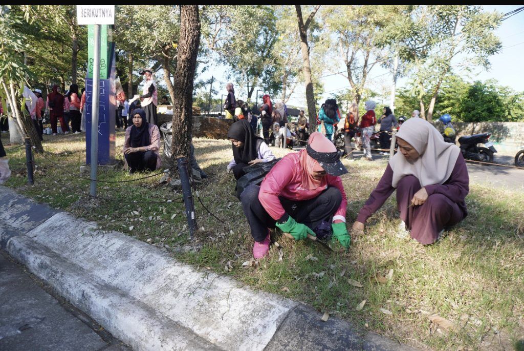 ist
TANAM--Ketua TP PKK Kota Makassar, Melinda Aksa, menunjukkan komitmennya terhadap kepedulian lingkungan dengan menanam pohon bougenville dan kompos biopori di sekitar ruang terbuka hijau Anjungan Pantai Losari, Jumat (25/7).
