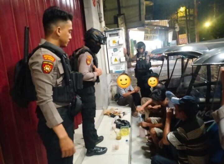 OPERASI -- Personel Samapta Polres Pelabuhan Makassar yang menemukan tiga pria yang sedang berpesta miras di Jalan Lombok. 
