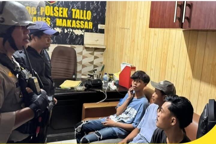 PELEMPARAN -- Sejumlah pelaku pelemparan rumah yang ditangkap Polda Sulsel kemudian diamankan di Polsek Tallo. 
