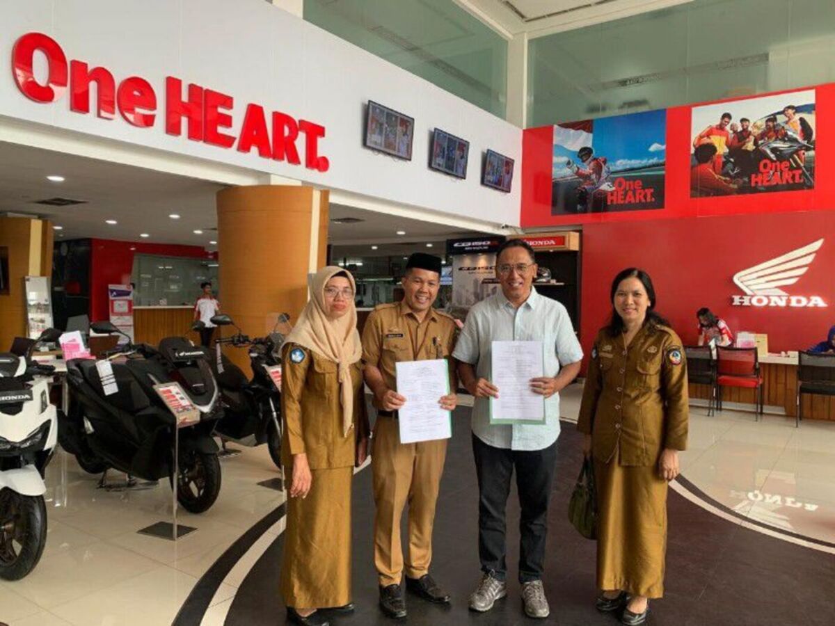 TANDA TANGAN MOU -- Technical Service Manager Asmo Sulsel, Anton Prihatno (dua dari kanan), Kepala Sekolah SMKN 1 Gowa, Muchlis Jufri (dua dari kiri) foto bersama dengan guru SMKN 1 Gowa usai menandatangani MoU di antara kedua belah pihak. 

