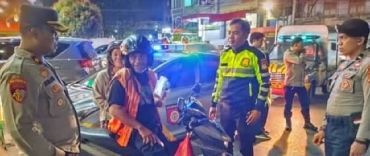 OPERASI -- Kapolsek Wajo, Kompol Muhammad Idris saat memimpin pelaksanaan operasi KRYD di wilayah hukum Polsek Wajo-Polres Pelabuhan Makassar. 
